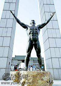 报道,6月30日早,在长春市文化广场"躺"了三天的新男人体雕塑在工作