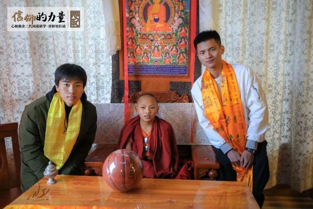 此行特别有幸能与松赞林寺的小活佛会面交流,深入感受藏传佛教信徒与