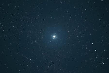 星星星光夜空中星光场的真实照片, 在宇宙无限空间中闪耀的星星照片