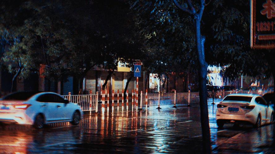 夜晚城市雨天人行道照片街拍