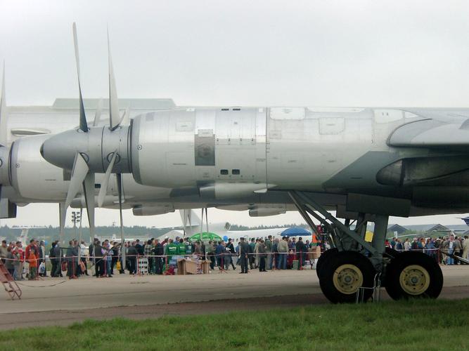 苏联俄罗斯图95熊式轰炸机虽是涡桨的但是航程远仍在使用中