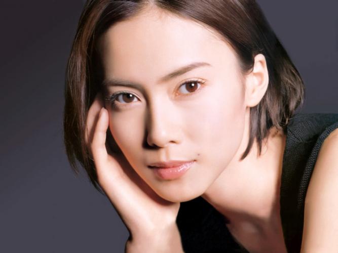 说到扮演贞子的女演员,怎么能不提及于1998 年《七夜怪谈》演出的中谷