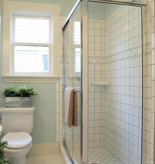 对于不少家庭面积比较大的家庭来说,都会选择在浴室安装一个淋浴房