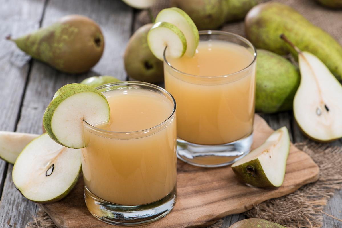 梨是一种口感清新,汁水丰富的水果,榨汁后可以制作成多种美味的曳品