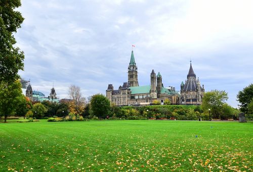 渥太华是加拿大的首都,加拿大第五大城市;首都地区跨安大略和魁北克两