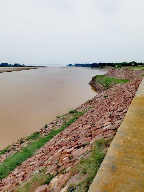 为防御洪水泛滥,黄河沿岸的大堤像长城一样坚固和牢靠.