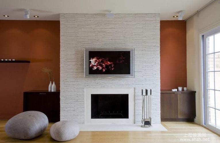 经典艺术画框,与电视外观风格相统一,使客厅墙面装饰出优雅时尚的效果