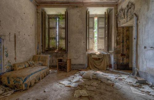 年久失修的废弃的房间