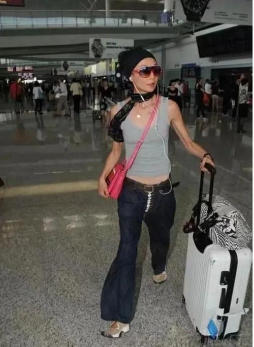 张曼玉走机场装少女穿背心身材干巴巴的近60岁了优雅老不好吗