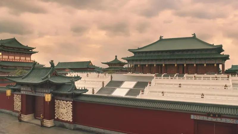 皇陵地宫等70多个场景,更在横店实景建造出国内首个北宋皇宫大庆殿