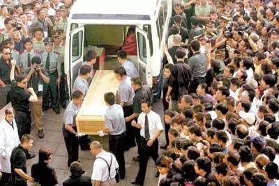 十三年前的今天高秀敏去世葬礼壮观群众围观场面难以控制
