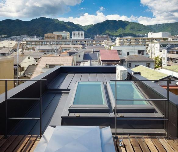 日本神户市的瘦长小住宅改造
