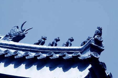 在寺庙里,中国在屋檐的野兽雕塑照片