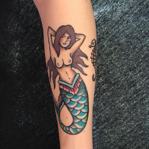 美人鱼花臂纹身女生手臂上彩色的美人鱼纹身图片
