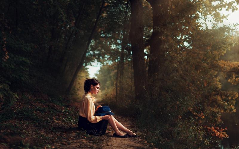 人物艺术家makskuzin美女黑发美腿坐着优雅服装短裙自然风景森林maks