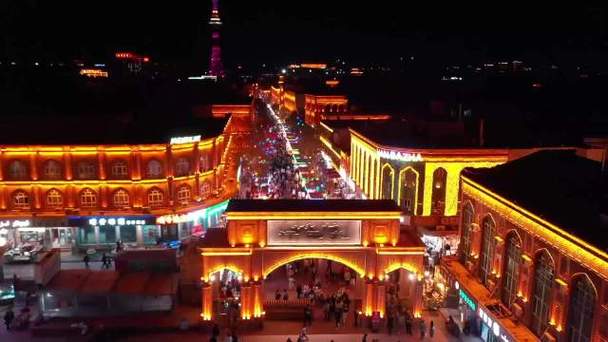 夜幕降临,喀什古城被灯火阑珊的氛围感笼罩