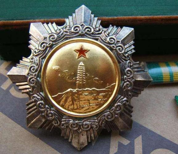 中华人民共和国1955年颁授的独立自由勋章,核心图案也是宝塔山.