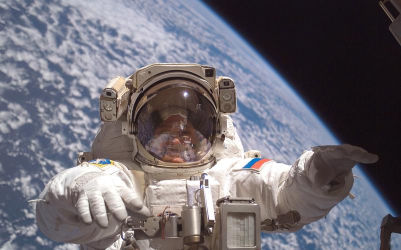 宇航员在太空中行走高清桌面壁纸