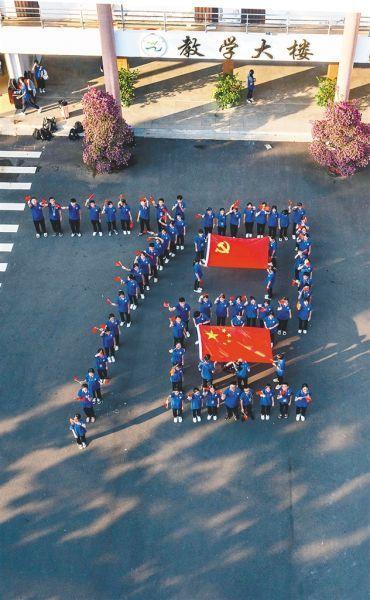 9月30日,万宁中学学生摆出"72"的图案,手持党旗国旗庆祝新中国成立72