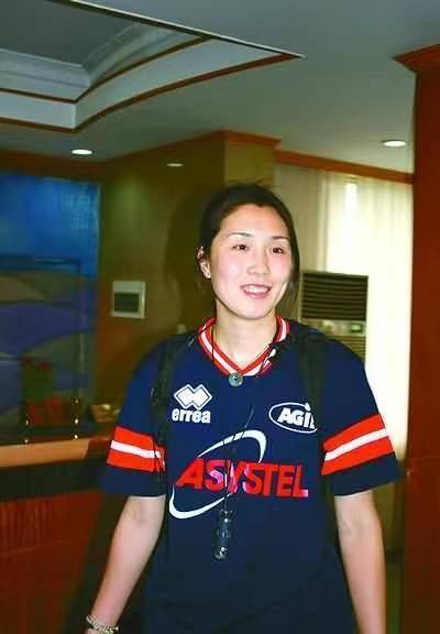 她曾是女排奥运冠军,退役后开饭店纹起大花臂,直到40岁才生子_王丽娜
