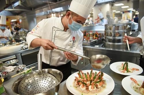 9月6日,在香港中华厨艺学院,厨师进行粤菜厨艺比拼.王申摄