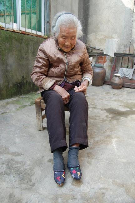 湖北云梦县倒店乡三杨村102岁的陈秀英老人,依靠"三寸金莲"的小脚行走
