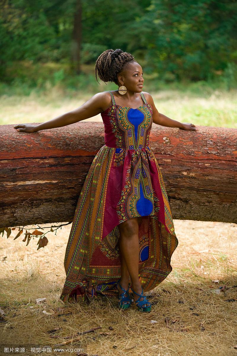 肯尼亚,穿着传统服装的妇女