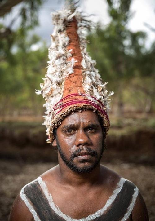 澳土著部落神秘风俗:用岩石划伤自己以"唤醒祖先"(组图)
