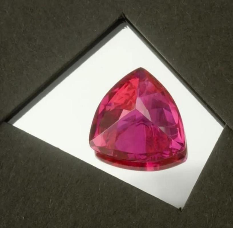 世界上最大的天然红钻石,重5.11克拉,价格却难以估量