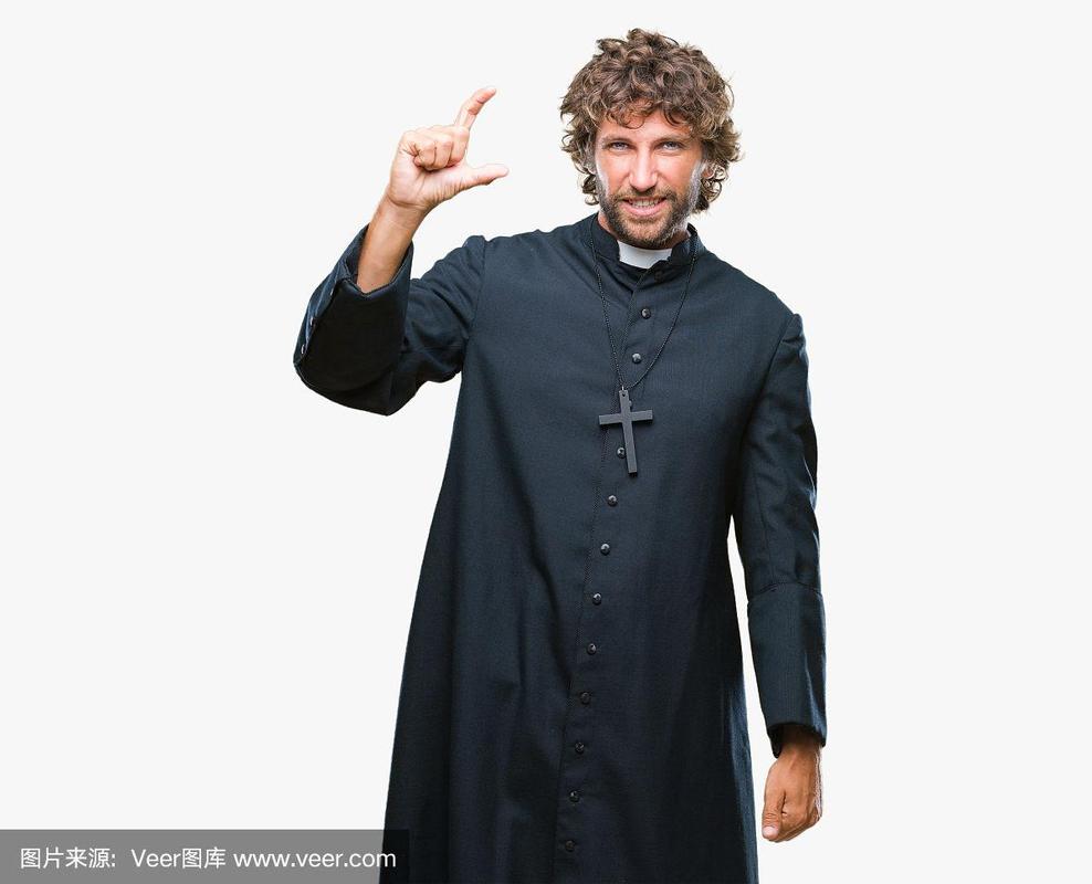 英俊的西班牙天主教神父在孤立的背景微笑和自信的手势与手做手势与