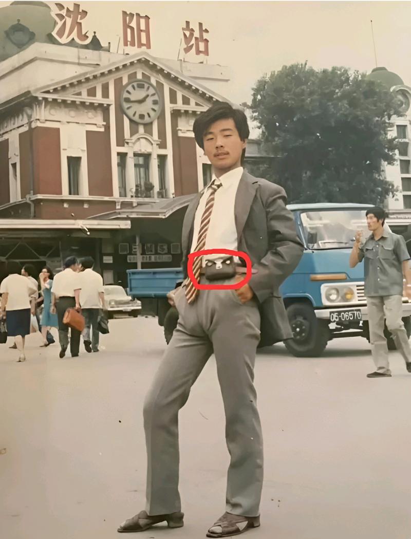 20世纪80年代,一位衣着时尚的年轻人,在一张罕见的沈阳车站照片中