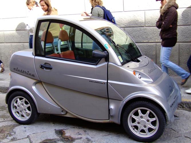 世界上最小的一座可上公路的汽车