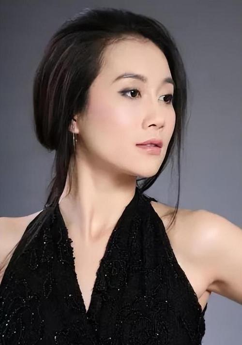 温峥嵘,一个在演艺圈中备受瞩目的女演员.
