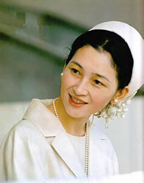 天皇裕仁的妻子,对外"天使微笑",对平民儿媳百般刁难,致其失语_日本