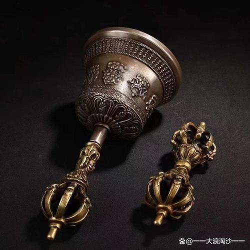 藏语音译普巴杵,又名羯磨杵,是藏传佛教中的一种法器,一端为金刚杵,另