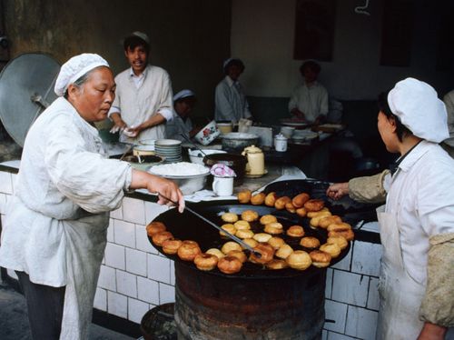 老照片八十年代初上海里弄老城区的生活记忆