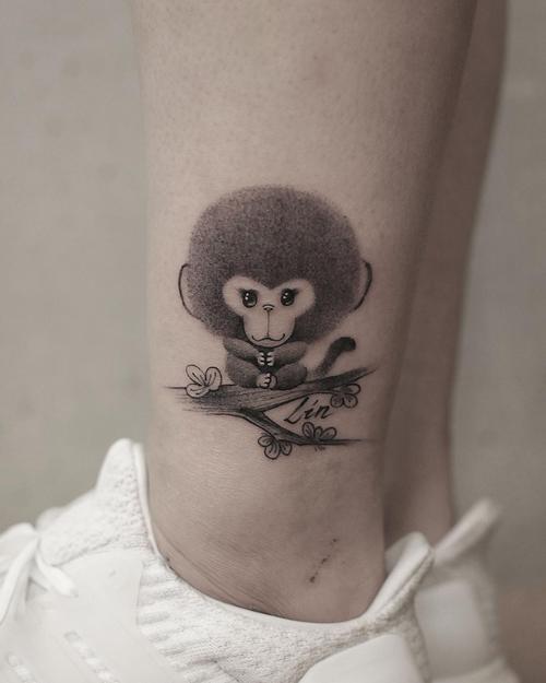 脚踝黑灰小猴子纹身图案
