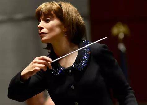 指挥台上的女汉子:美国女指挥家乔安娜·法莱塔摘得第三座格莱美奖