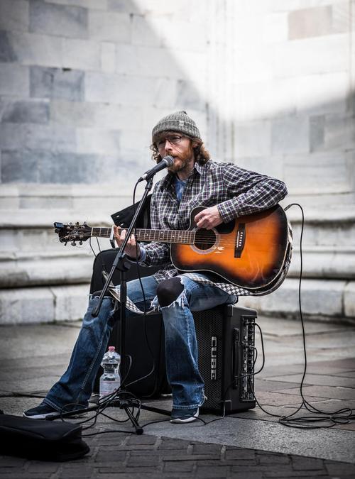 人肖像街头唱歌弹吉他的男歌手背景图片