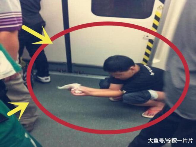 上海地铁内一男子大便路人本想制止却还是忍住了