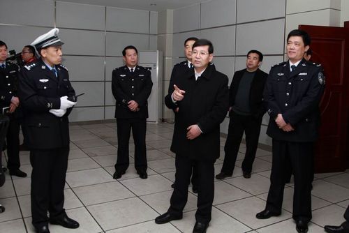 3月8日下午,淄博市委副书记周连华在市公安局局长丁冠勇,副局长于洪德