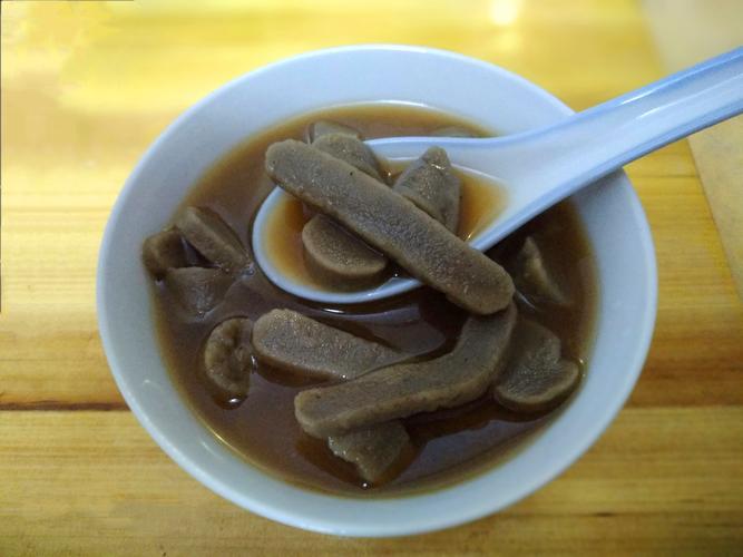 鸡屎藤籺是合浦的一种特色小吃,在合浦三月三节吃鸡屎藤籺是一种习俗
