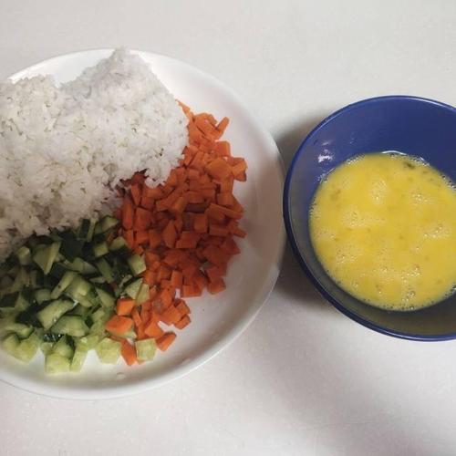 黄瓜胡萝卜蛋炒饭,粒粒分明,简单又好吃