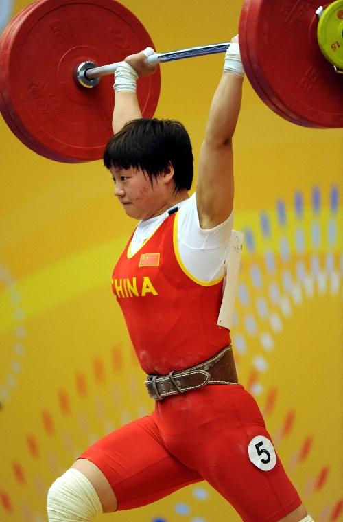 图文:举重女子58kg级李雪英摘银 这一举很轻松