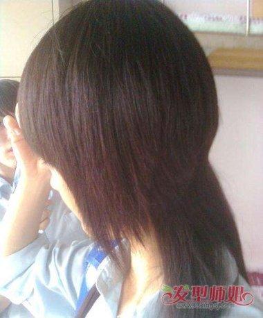 女生长发发型分了两个层次,发顶上的头发有些短短的,发尾的头发才显得