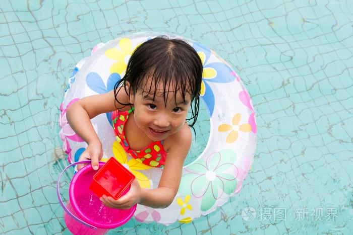 亚洲中国小女孩在游泳池里玩