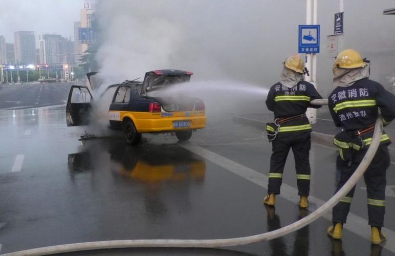 【危险】出租车清晨在池州市闹市街头突然起火,消防紧急扑灭,夏季车辆