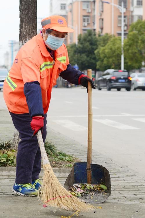 2月12日 环卫工人周世兰正在雨田路上打扫卫生(储灿林摄)