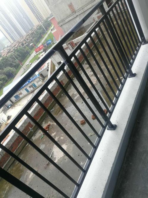 根据施工方技术部提供的工程量及平面设计图纸,确定阳台栏杆长度,高度