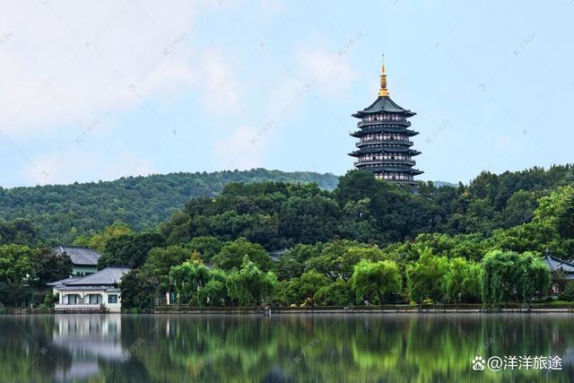 杭州是一座美丽的城市,有着众多著名的景点,其中雷峰塔是杭州必游的